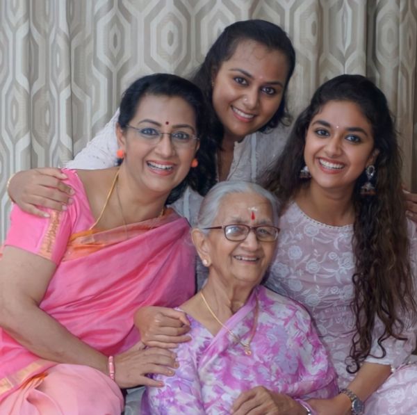 keerthy suresh family photo