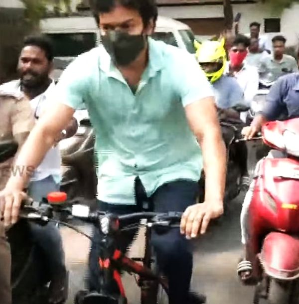 vijay-bicyle-ride-for-voting