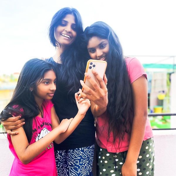 cook-with-comali-kani-daughters
