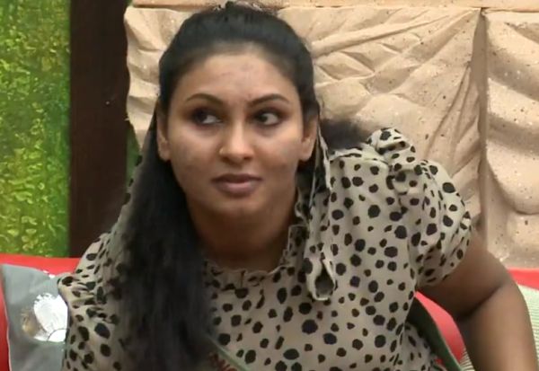 nadia-chang-cinemapettai