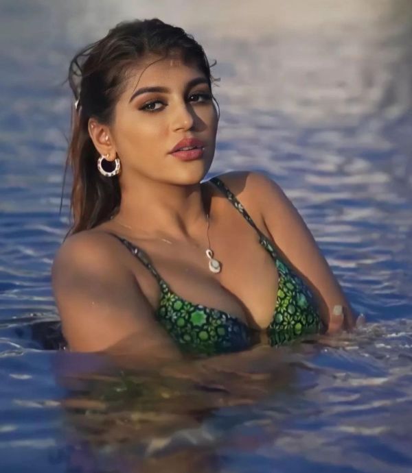 bigboss-yashika-cinemapettai