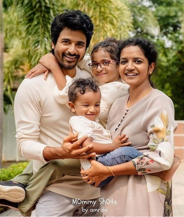 sivakarthikeyan-family-photo